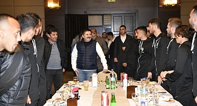 Vali Sarıibrahim ve Karaman FK Yönetiminden Iğdır FK kafilesine ziyaret 