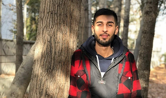 Demir yığınına dönen otomobilin sürücüsü ağır yaralandı