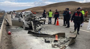 Kamyona arkadan çarpan otomobilin sürücüsü öldü