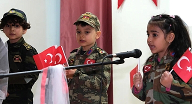 Minik öğrencilerin okudukları şiirler duygulu anlar yaşattı
