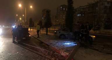 Otomobilin çarparak devirdiği aydınlatma direği ikinci kazaya neden oldu