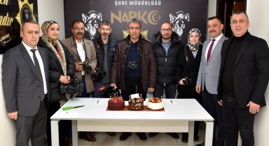 Polis ekipleri operasyon için haber verdiği gazetecilere pasta kesti