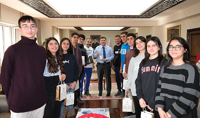 Badminton Takımı Oyuncularından Sürpriz Ziyaret