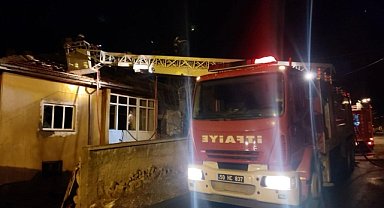 Evin çatısında çıkan yangın söndürüldü