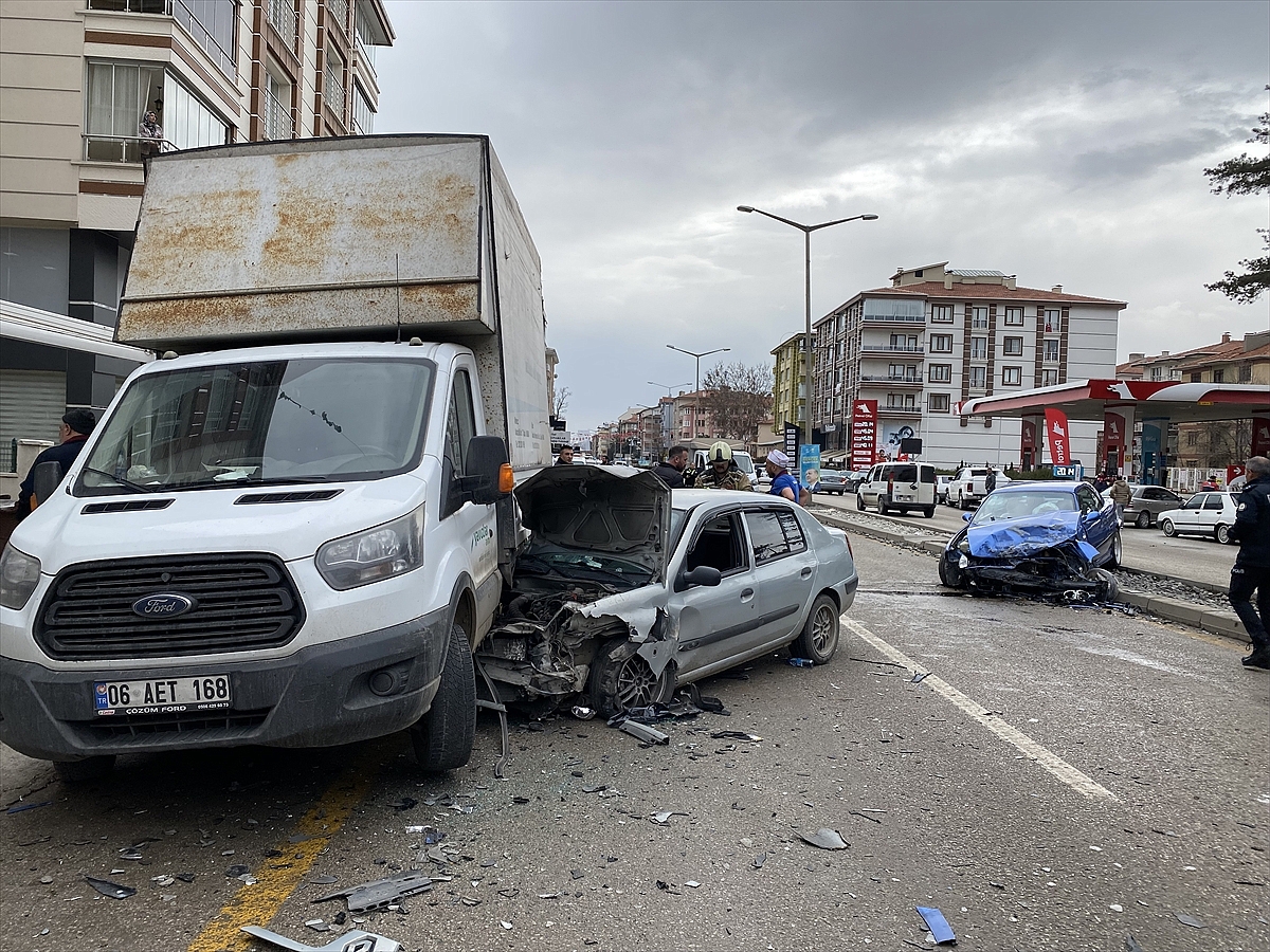 İki otomobilin çarpıştığı kazada 5 kişi yaralandı