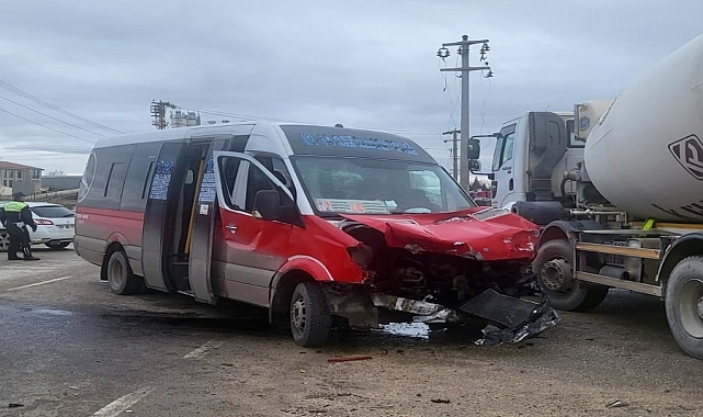 Vidanjöre çarpan minibüsteki 12 kişi yaralandı