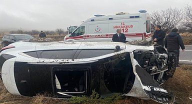 Devrilen otomobildeki 3 öğretmen yaralandı