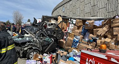 Tır otomobilin üzerine devrildi, 4 kişi öldü, 2'si polis 3 kişi yaralandı