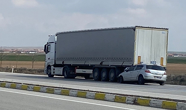 Tıra arkadan çarpan otomobilin sürücüsü yaralandı