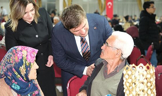 Vali Sarıibrahim, iftarını şehit aileleri ve çocuklarla yaptı