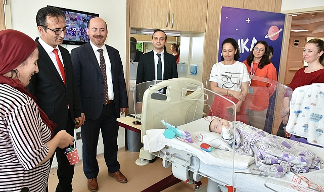 23 Nisan'ı Hastanede Karşılayan Miniklere Sürpriz Ziyaret