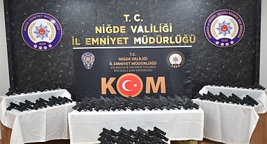 Bir kamyonda ruhsatsız 99 tabanca ele geçirildi