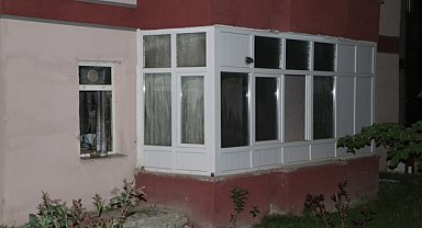 Bir kişi benzin dökerek evlerini yaktı