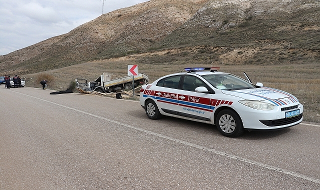 Devrilen kamyonetteki 1 kişi öldü, 2 kişi yaralandı