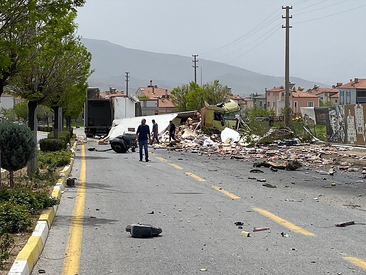 Devrilen tırın sürücüsü yaralandı