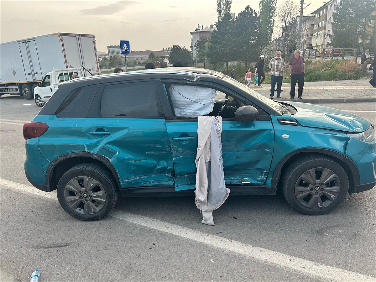 Otomobil ile hafif ticari aracın çarpıştığı kazada 2 kişi yaralandı