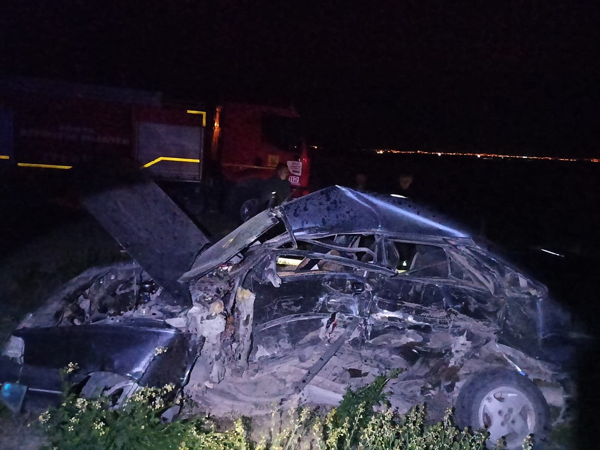 Otomobil ile kamyonetin çarpıştığı kazada 2 kişi öldü, 1 kişi yaralandı