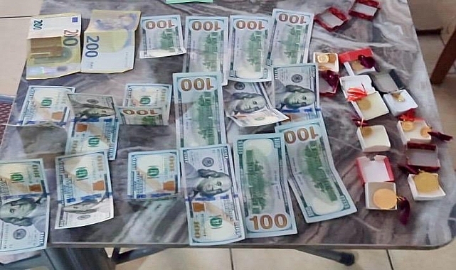 Polisin bulduğu içinde altın ve para olan çanta sahibine ulaştırıldı