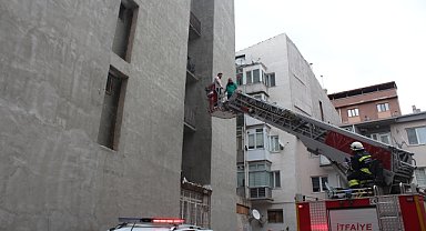 Polisten saklanırken balkonda mahsur kaldı