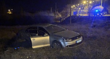 Tarlaya devrilen otomobildeki kişi öldü