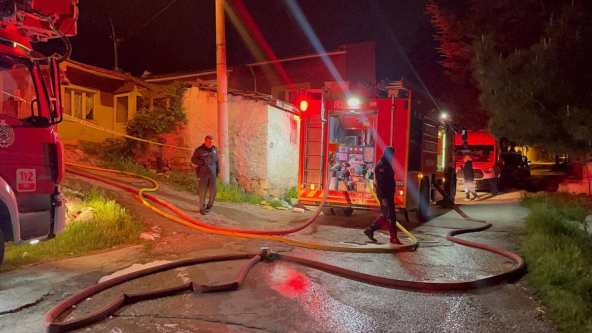 Tek katlı bir evde çıkan yangın söndürüldü