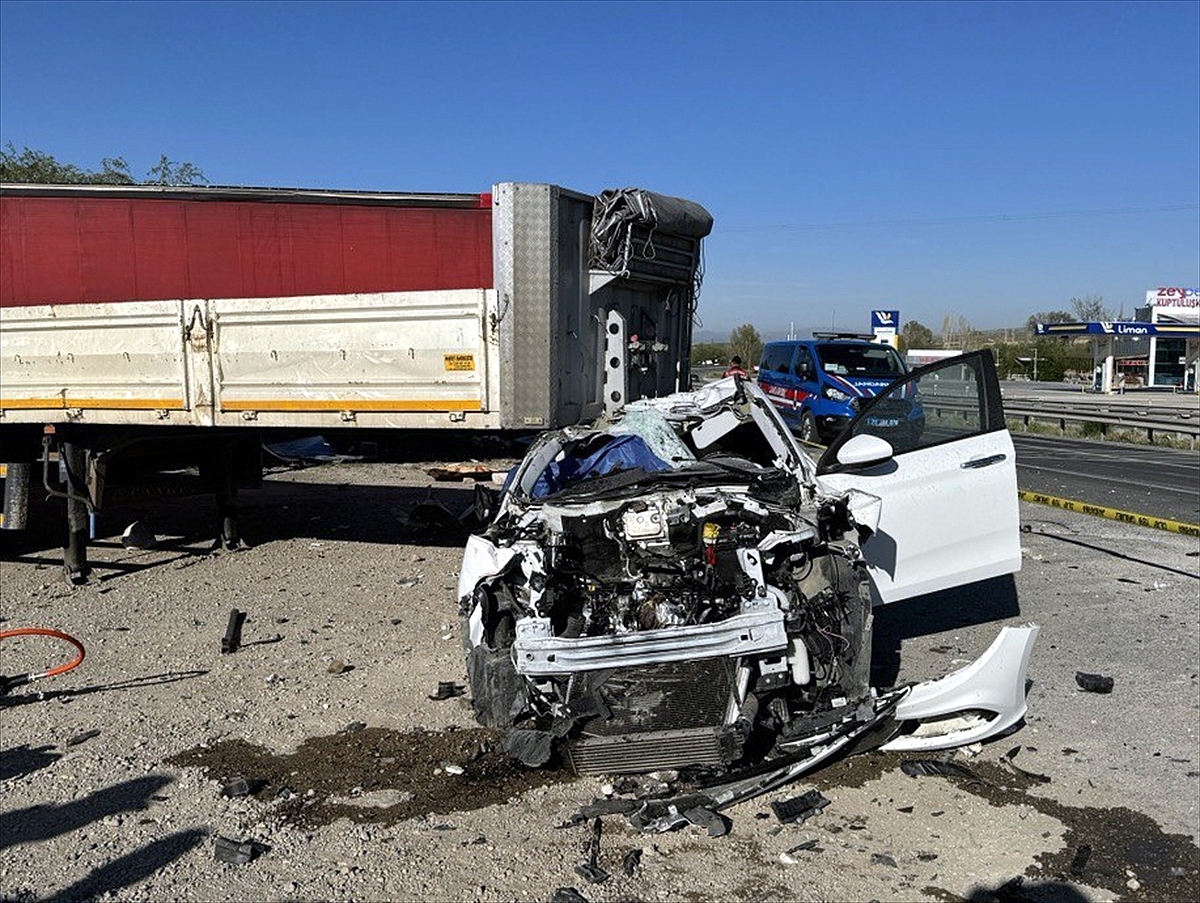 Trafik kazasında 1 kişi hayatını kaybetti, 2 kişi yaralandı