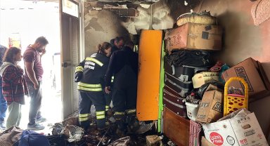 Bir apartmanın garajında çıkan yangında 2 kişi dumandan etkilendi