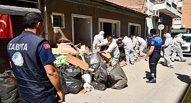 Bir evden 5 ton çöp çıkarıldı