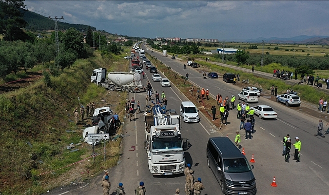 Minibüsle beton mikseri çarpıştı: 8 ölü