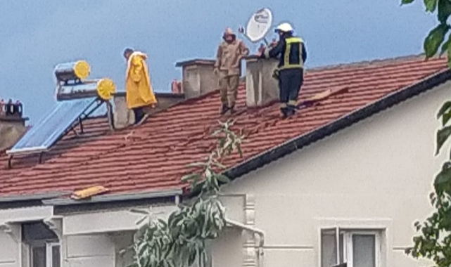 Sağanak Yağış Evin Çatısına Yıldırım Düşürdü