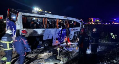 Yolcu otobüsünün devrilmesi sonucu 2 kişi öldü, 34 kişi yaralandı