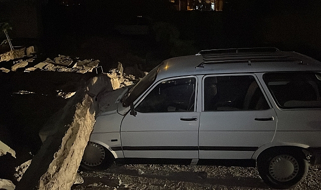 3 araç çöken bahçe duvarının altında kaldı