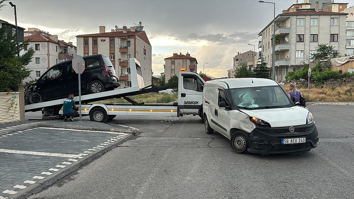 Trafik kazasında 1'i ağır 10 kişi yaralandı