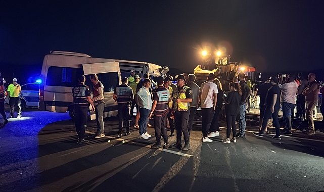 Tur minibüsü ile traktörün çarpışması sonucu 10 kişi yaralandı