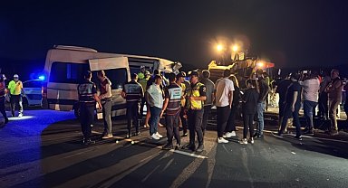 Tur minibüsü ile traktörün çarpışması sonucu 10 kişi yaralandı