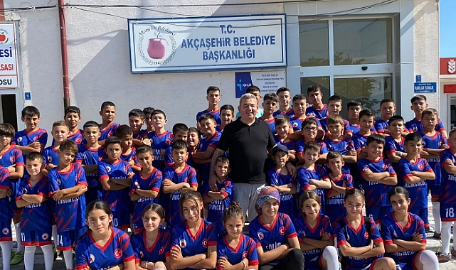 Akçaşehirli çocuklar formalarına kavuştu