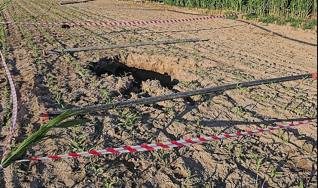 Mısır tarlasında obruk oluştu