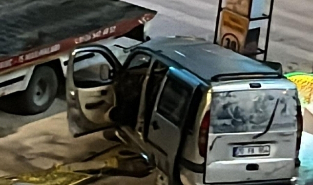 Hafif Ticari Araç Üst Geçide Çarptı. 1 ölü 1 yaralı