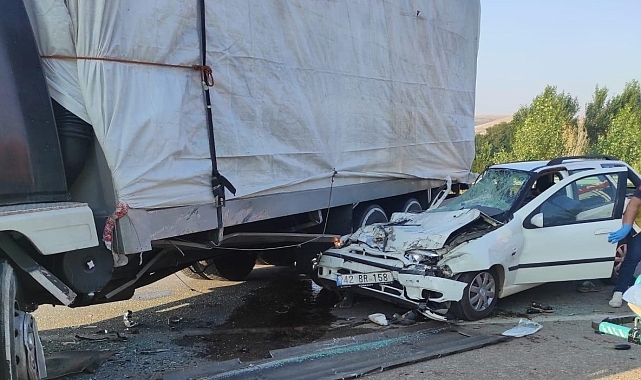 Kamyona çarpan otomobildeki 3 kişi öldü, 2 kişi ağır yaralandı