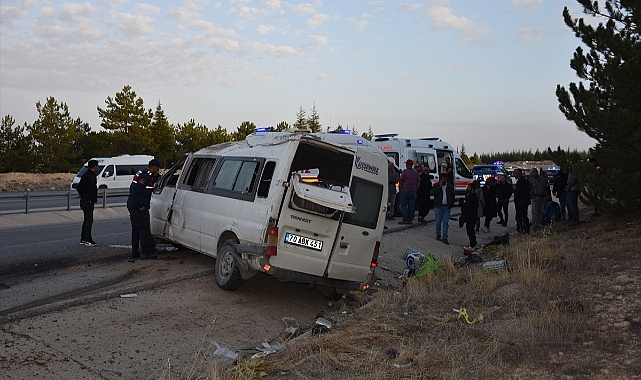 Karaman'da işçi servisinin devrildiği kazada 2 kişi öldü 13 kişi yaralandı