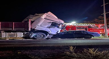 Tırla çarpışan otomobilin sürücüsü öldü