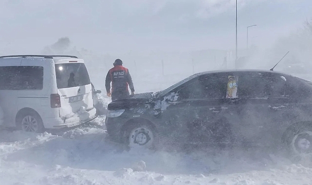 AFAD, yolda mahsur kalanların imdadına yetişti