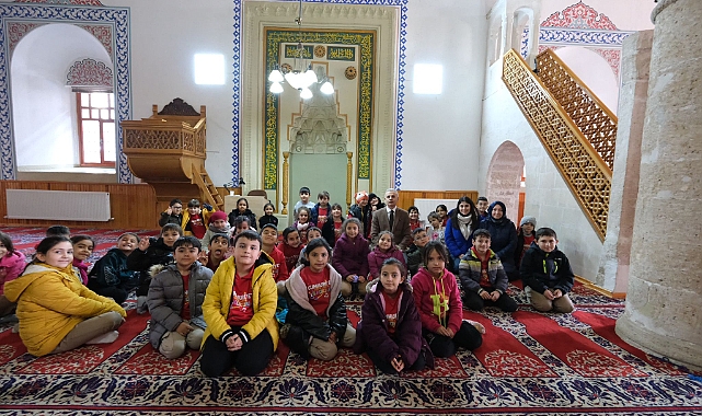 Vali Çiçekli, Araboğlu Camii'nde çocuklarla sohbet etti