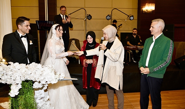 Çiçekli çifti nikah şahidi oldu