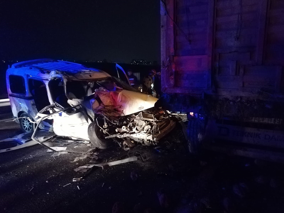 Kamyona çarpan hafif ticari araçtaki 2 kişi öldü, 1 kişi yaralandı