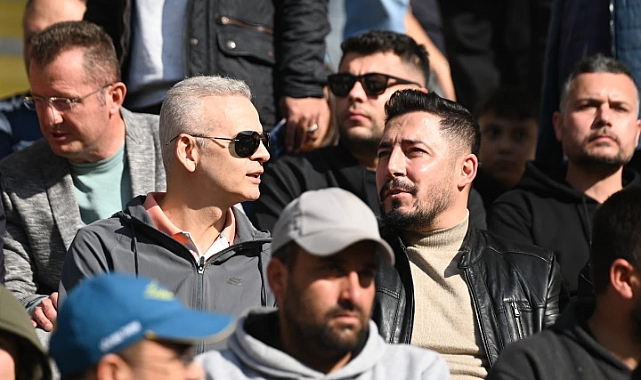 Vali Çiçekli Karaman FK-Bucaspor maçını taraftarların arasında izledi
