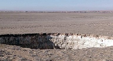 13 metre derinliğinde, 15 metre çapında obruk oluştu
