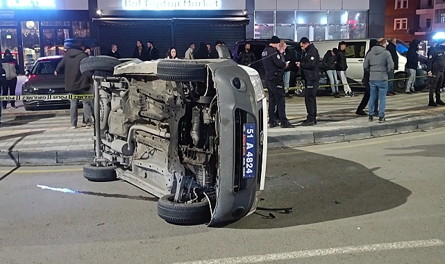 Ekip otosuyla otomobilin çarpıştığı kazada 2'si polis 6 kişi yaralandı