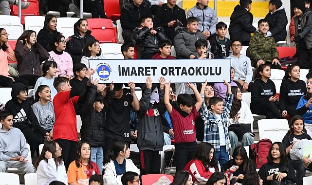 Karaman FK-Esenler Erokspor maçına okulların taraftar desteği Aksarayspor'u da imrendirdi