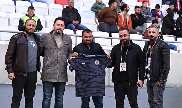 Nazilli'de tek başına Karaman FK'yı destekleyen taraftara yönetimden forma